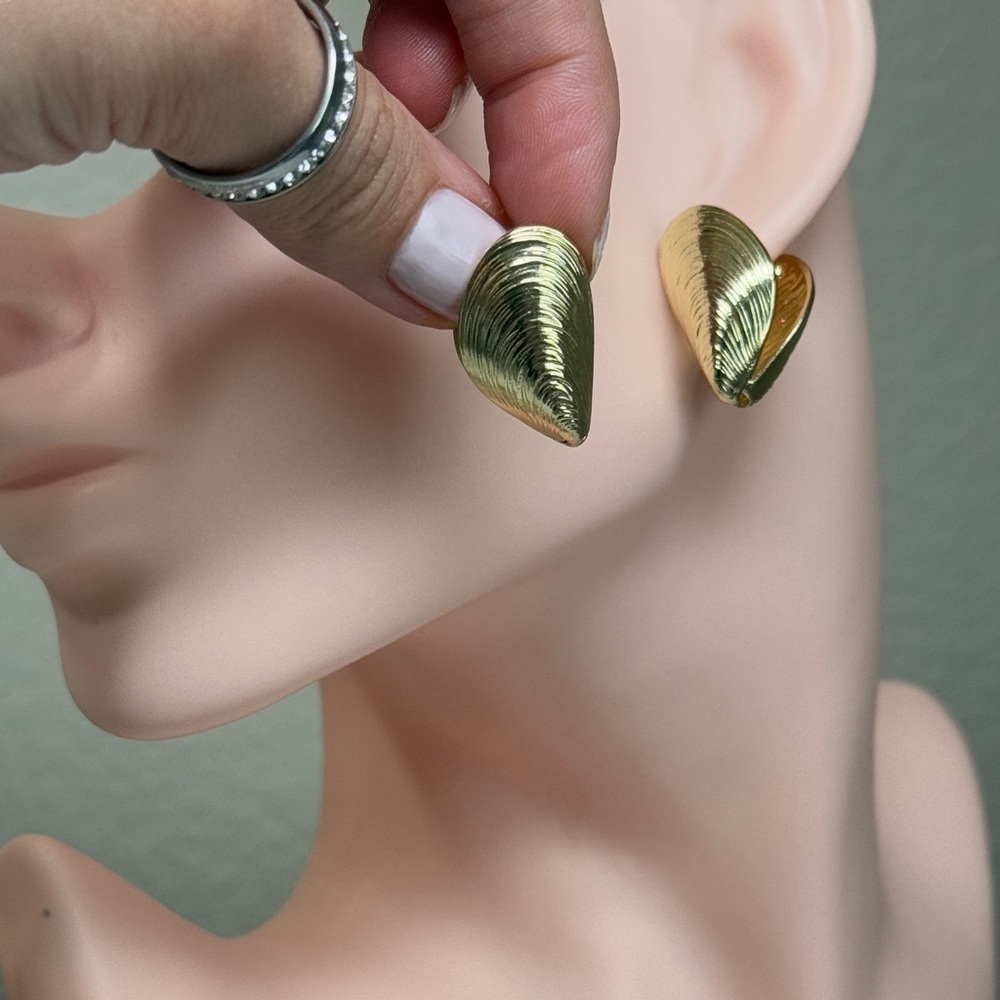 NEW | 18K Gold Plated Elegant Earrings - Picture 5 of 6